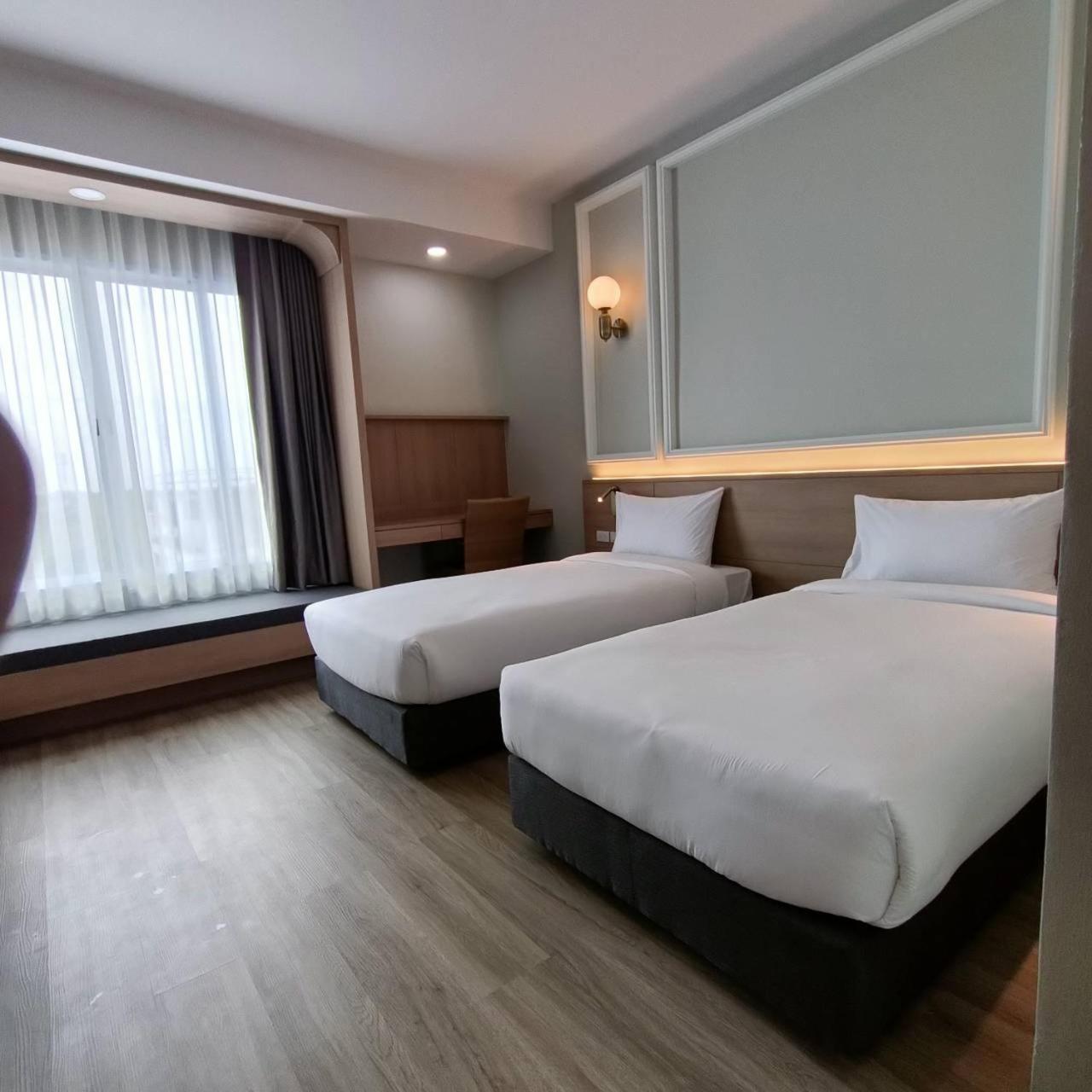 Mayflower Grande Suite Hotel Phitsanulok Exterior foto