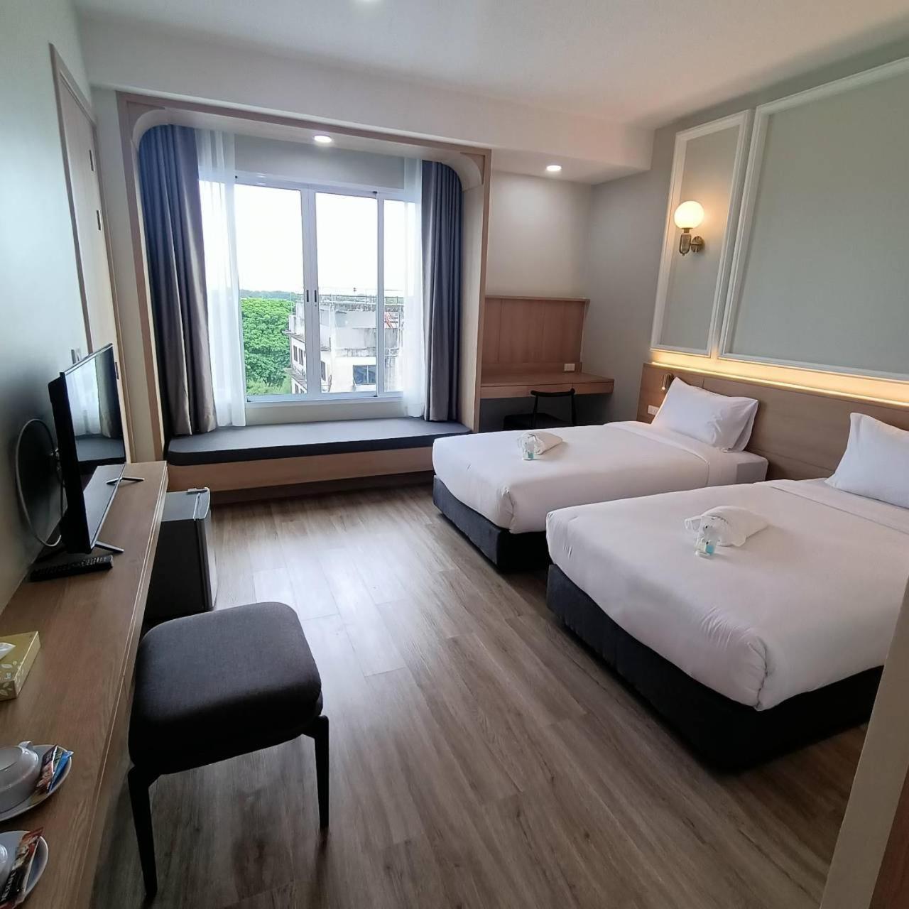 Mayflower Grande Suite Hotel Phitsanulok Exterior foto