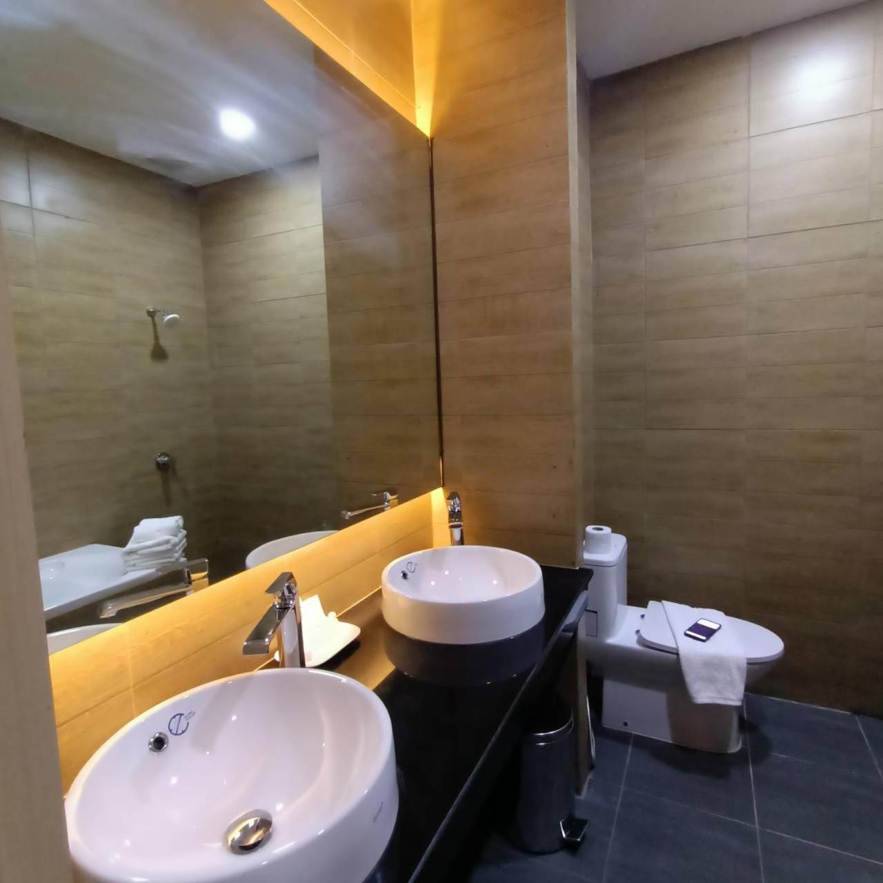 Mayflower Grande Suite Hotel Phitsanulok Exterior foto